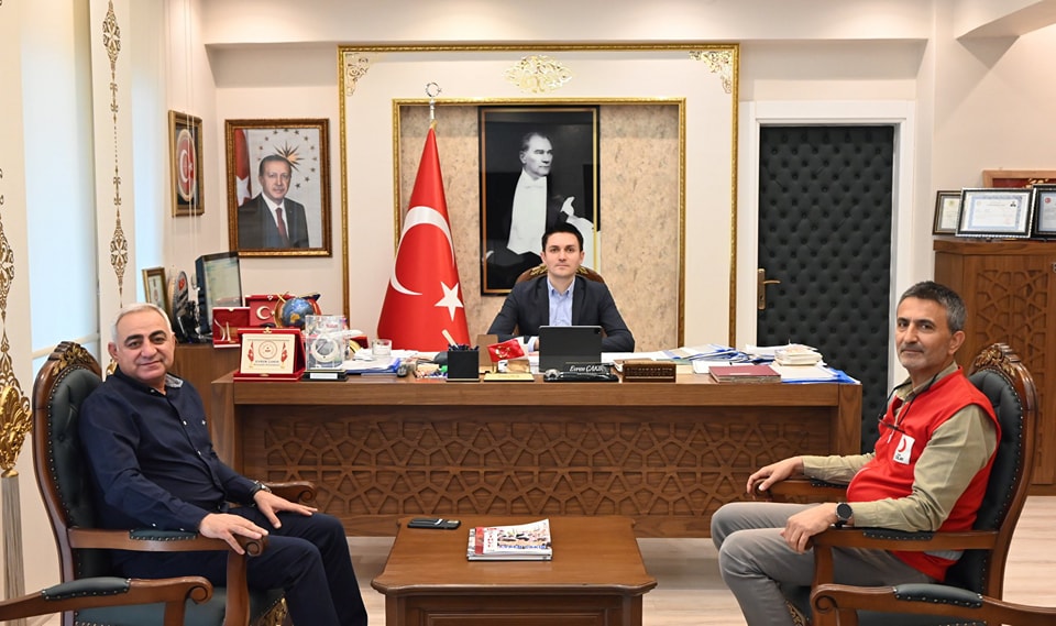 Türk Kızılay Nusaybin Şube Başkanı İlameddin AY, Kaymakamımız Sayın Evren ÇAKIR'ı makamında ziyarette bulundu.