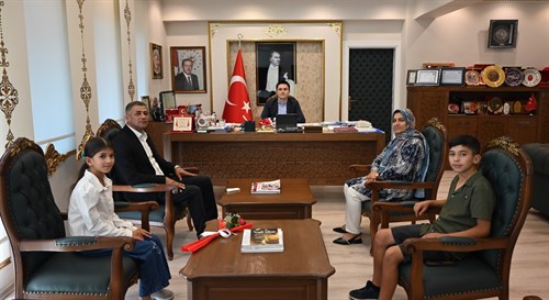 Kaymakamımız Sayın Evren ÇAKIR, Güvenlik Korucuları Şehit ve Gazi Aileleri Derneği Nusaybin Şube Başkanı Seyithan ÖZTÜRK'ü makamında ağırladı.