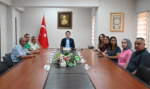 Kaymakamımız Sayın Evren ÇAKIR, Kurban Bayramı sonrası ilk mesai haftasında, Sosyal Yardımlaşma ve Dayanışma Vakfı Müdürü ile bir araya geldi.