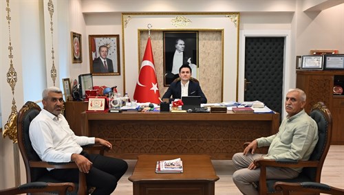 Kaymakamımız Sayın Evren ÇAKIR, Nusaybinli hemşehrimiz Hikmet AYKUT ve oğlu Veysi AKYUT' u makamında ağırladı.