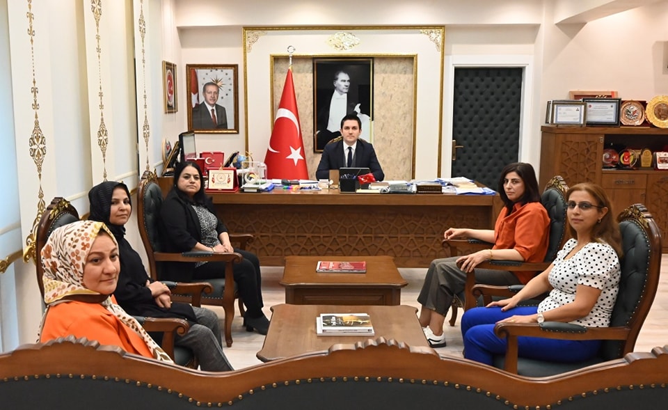 Kaymakamımız Sayın Evren ÇAKIR, Nusaybin Halk Eğitimi Merkezi'ne bağlı Usta Öğreticileri makamında ağırladı. 