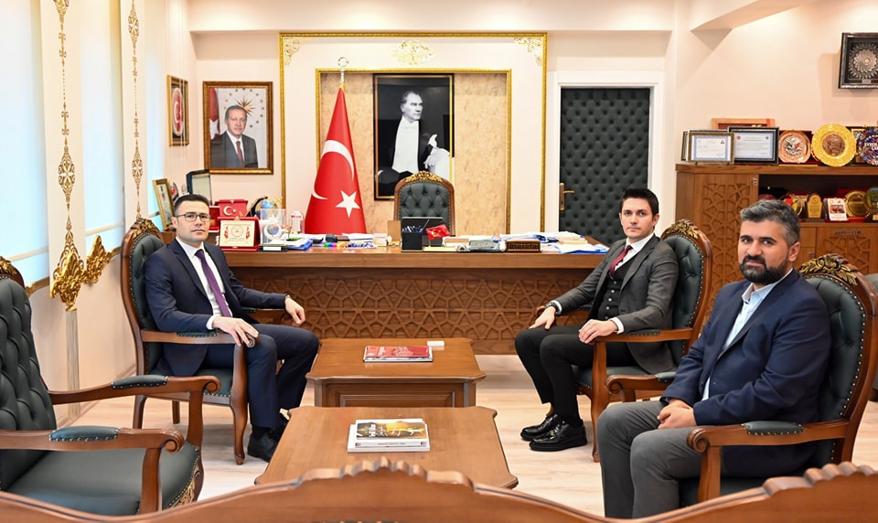 Diyarbakır Devlet Malzeme Ofisi (DMO) Müdürü Harun YILMAZ, Kaymakamımız Sayın Evren ÇAKIR' a ziyarette bulundu.