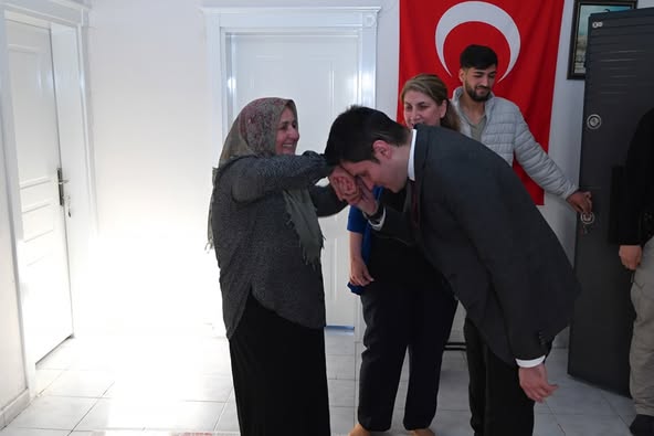 Kaymakamımız Sayın Evren ÇAKIR, İlçemiz kırsal Tepealtı Mahallesinde ikamet eden Aziz Şehidimiz Mehmet ALTUN' un ailesine ziyarette bulundu.